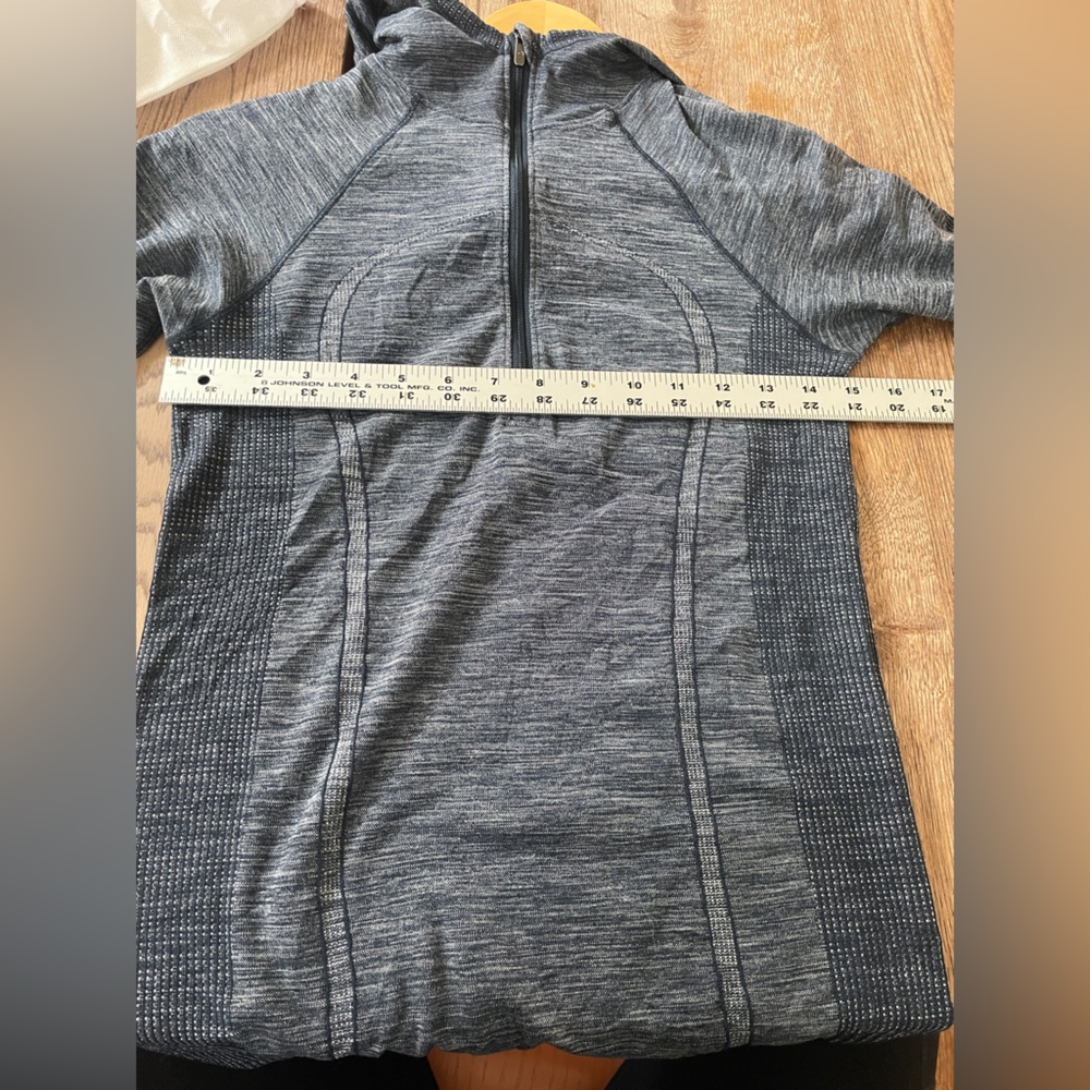 Lululemon swiftly tech hoodie 1/4 zip
15” PTP 
24” length